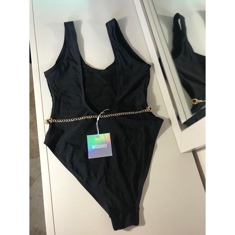 One piece - Picture 4 of 5